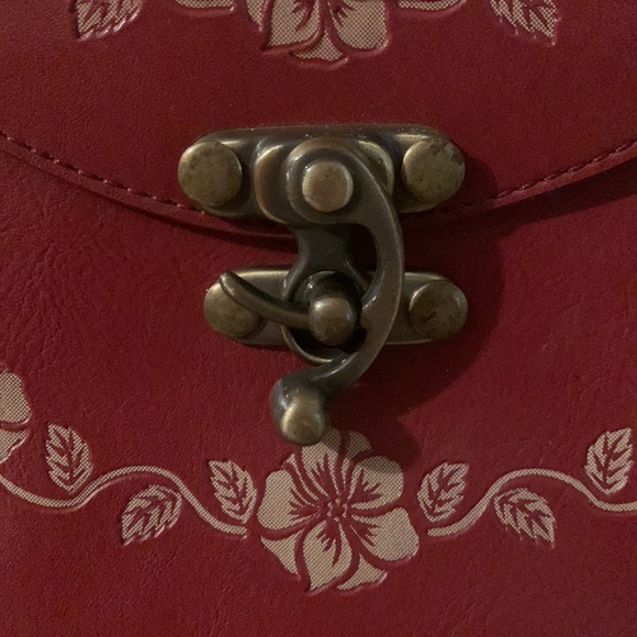 Super cute, vinyl bag with flower details and stitching - Picture 3 of 13